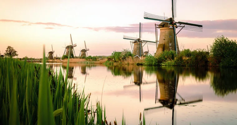 Descubre el encanto histórico de Kinderdijk en Holanda: molinos de viento y canales emblemáticos